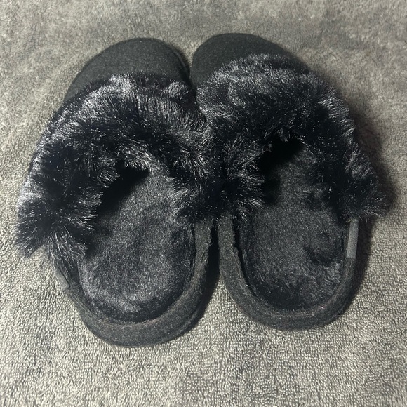 Crocs Black Wool Faux Fur Fuzzy Cozy Indoor Outdoor Clogs Slippers, Size 6, NEW! - Picture 3 of 7